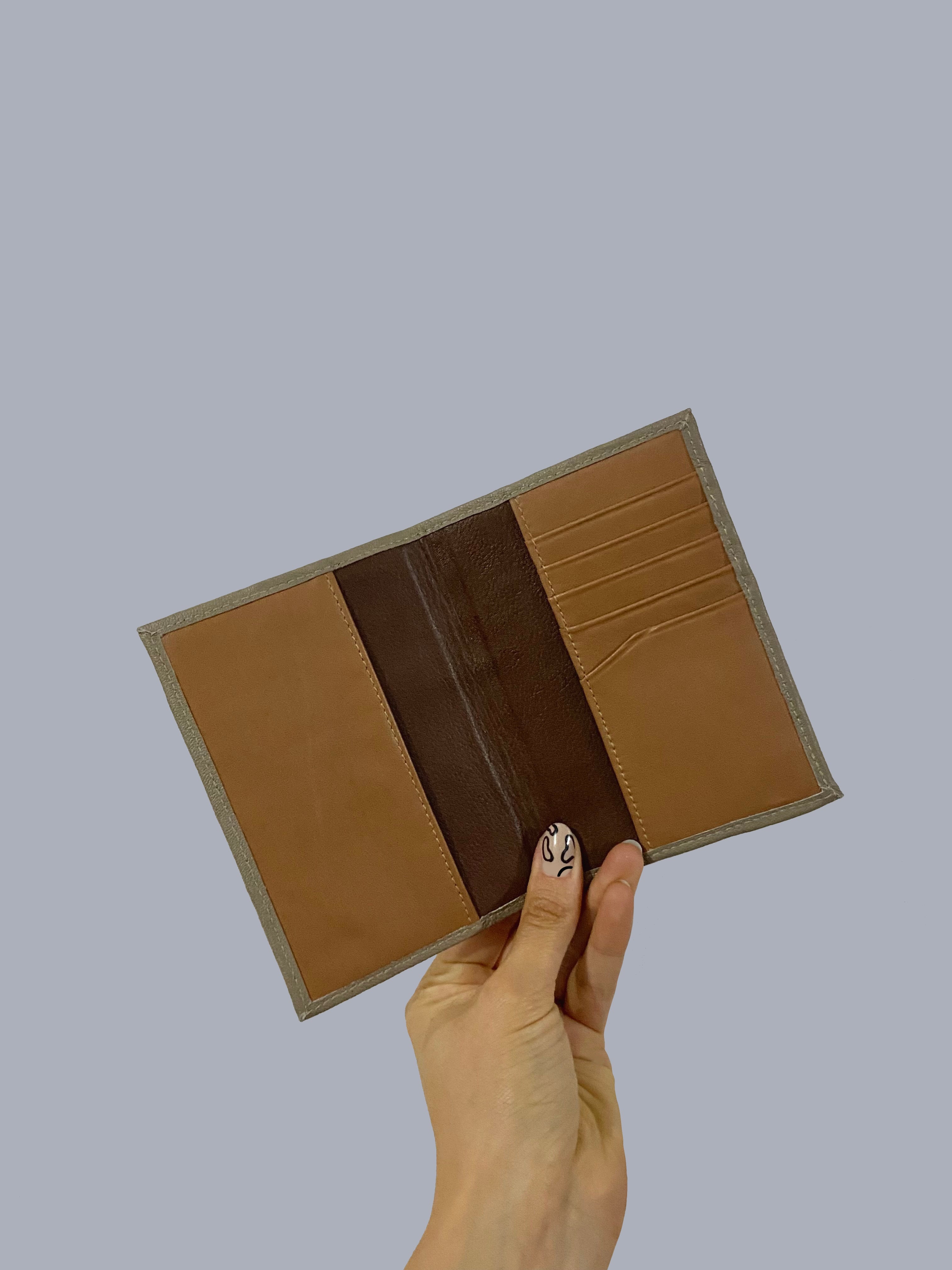PORTAPASAPORTE GRIS